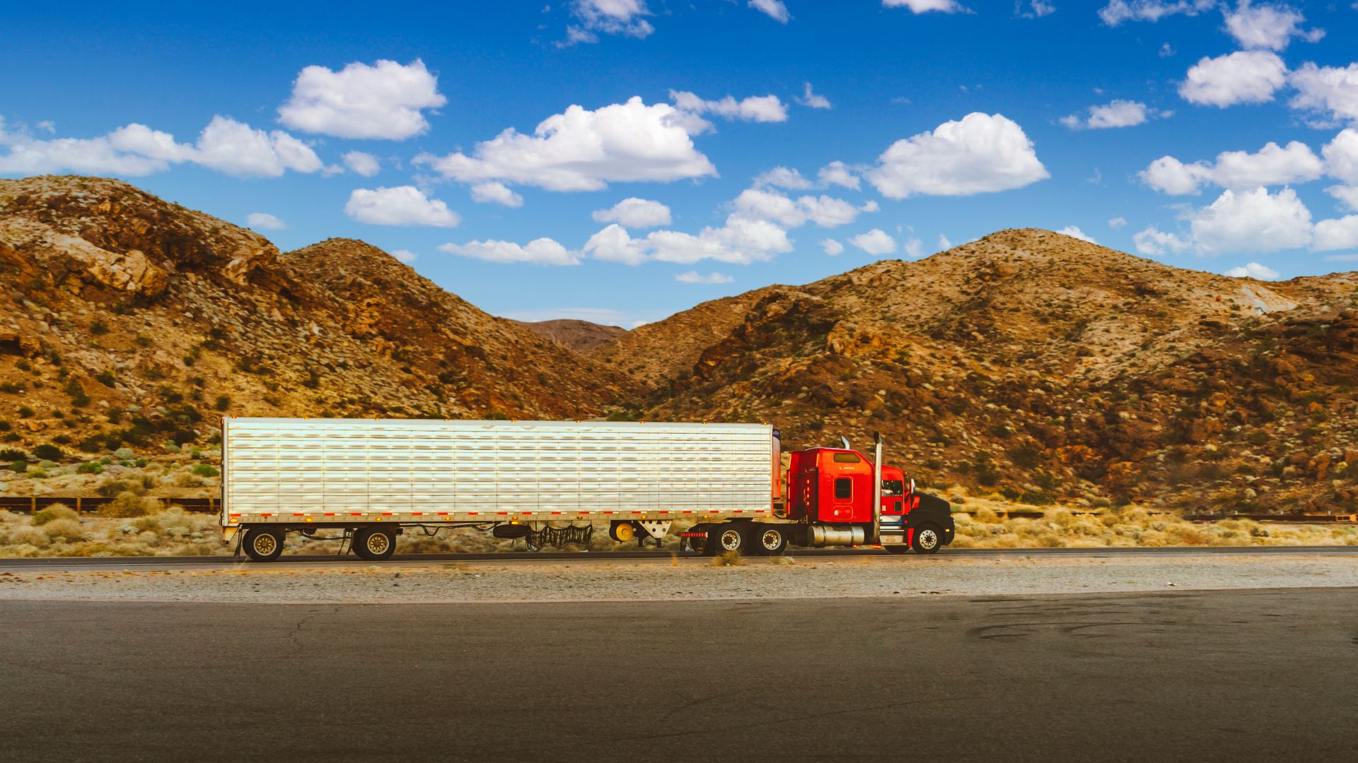 Tractocamión trabajando en condiciones de calor extremo en carretera.